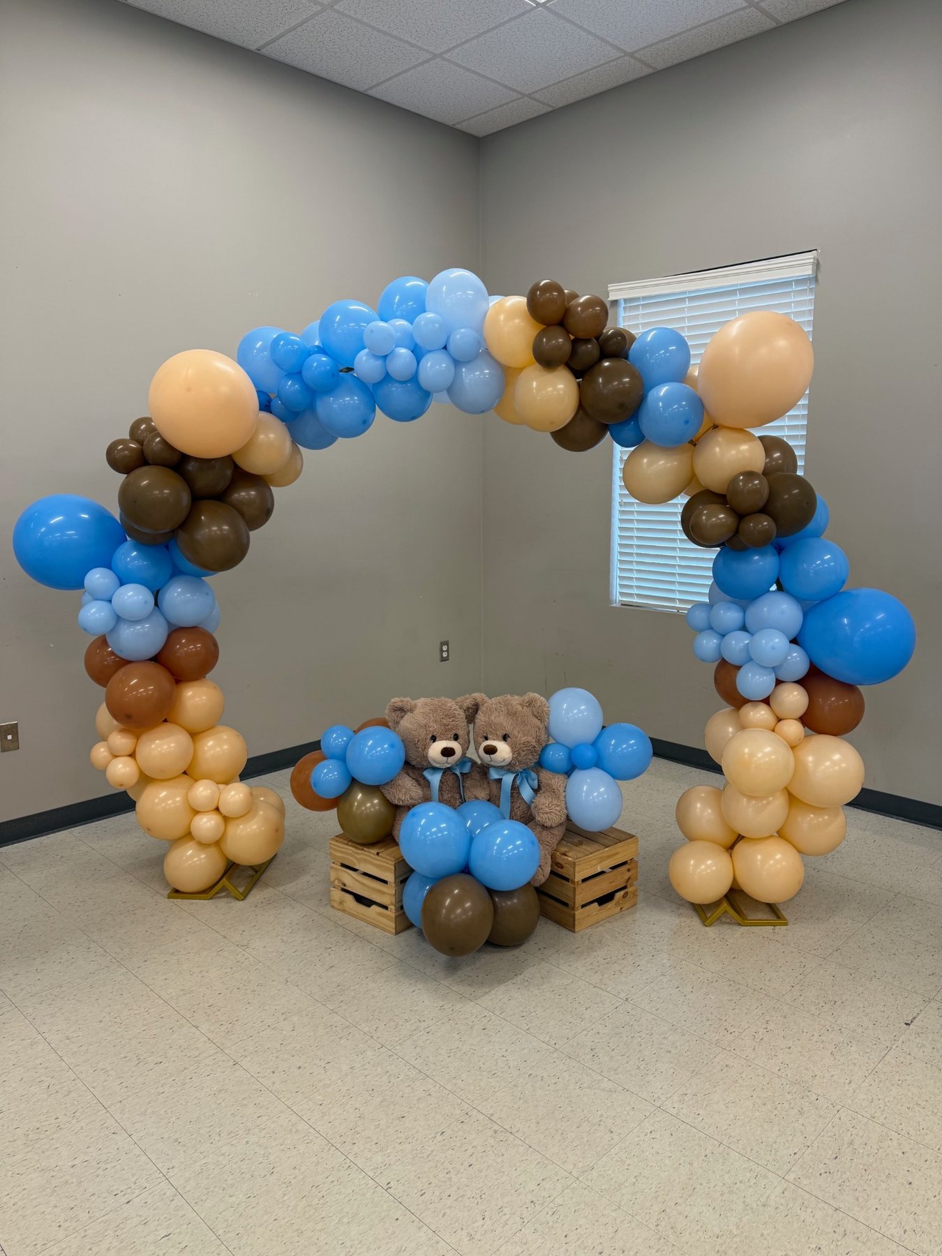 Teddy bear baby shower balloon display